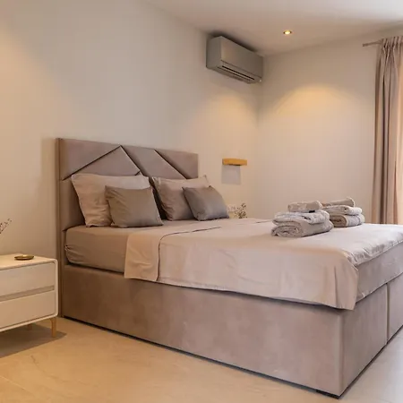Bay - Brand New Seaside Apartments, Heated Pool Apartment