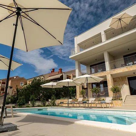 Bay - Brand New Seaside Apartments, Heated Pool Apartment