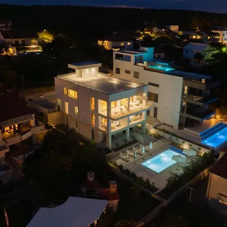 Bay - Brand New Seaside Apartments, Heated Pool Apartment *