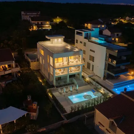 Bay - Brand New Seaside Apartments, Heated Pool Apartment *